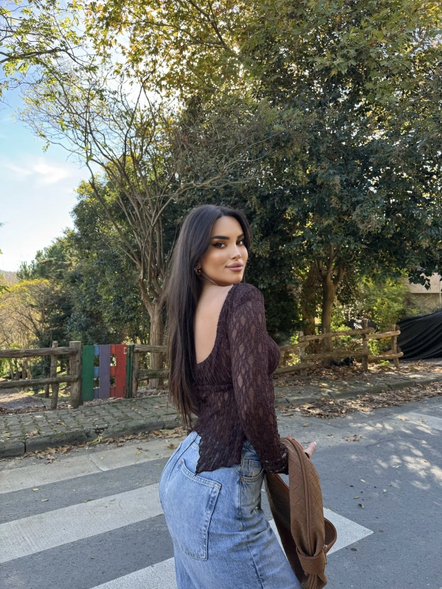 Kahverengi Kare Yaka Dantel Tasarım Bluz