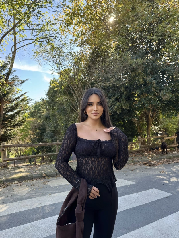 Siyah Kare Yaka Dantel Tasarım Bluz