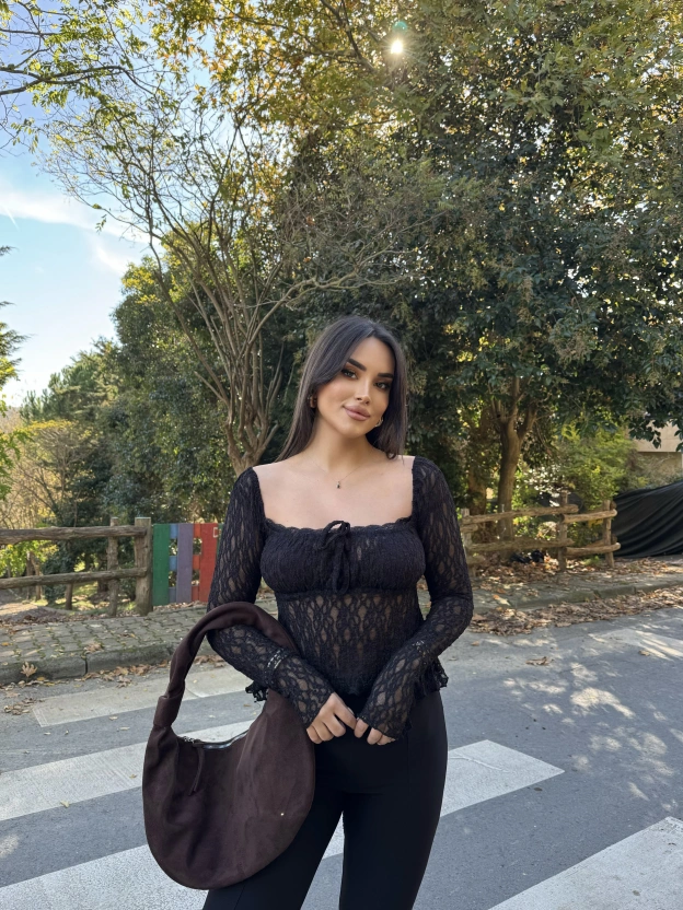 Siyah Kare Yaka Dantel Tasarım Bluz