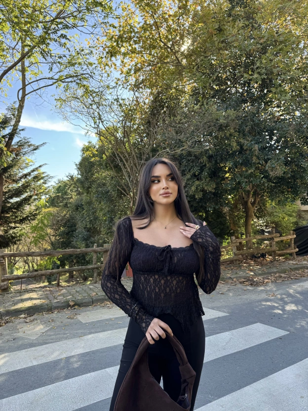 Siyah Kare Yaka Dantel Tasarım Bluz