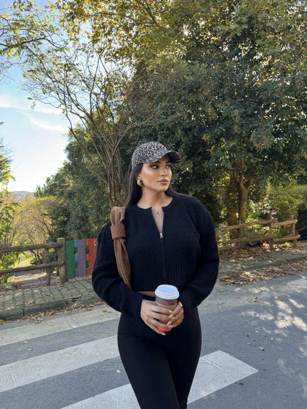 Siyah Fermuarlı Triko Hırka