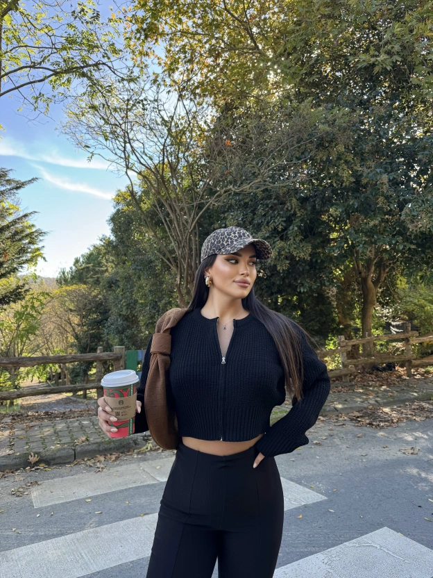 Siyah Fermuarlı Triko Hırka