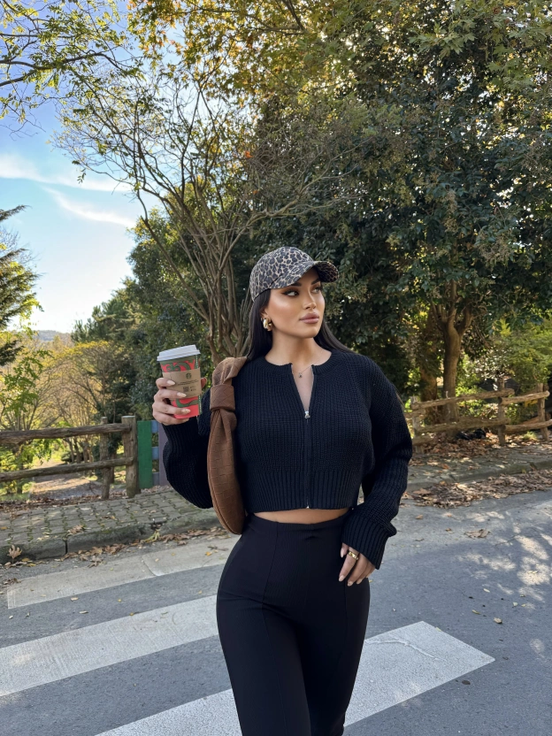 Siyah Fermuarlı Triko Hırka