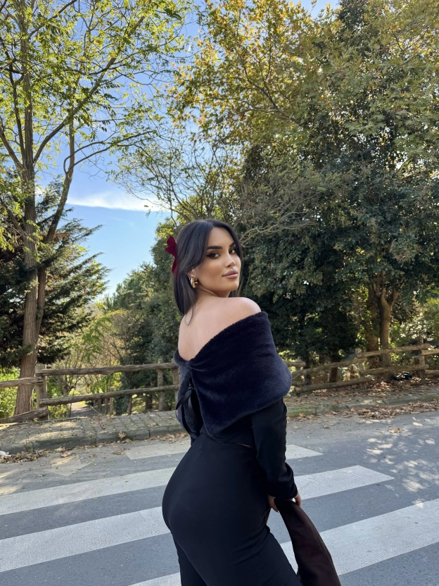 Siyah Kürk Detay Madonna Bluz