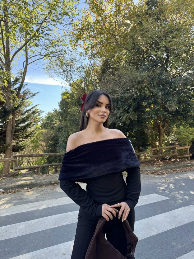 Siyah Kürk Detay Madonna Bluz