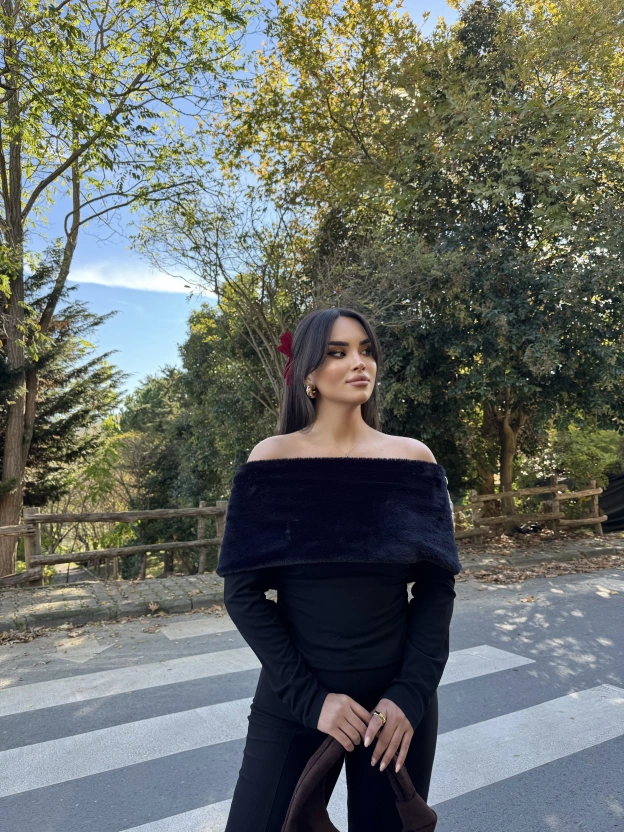 Siyah Kürk Detay Madonna Bluz