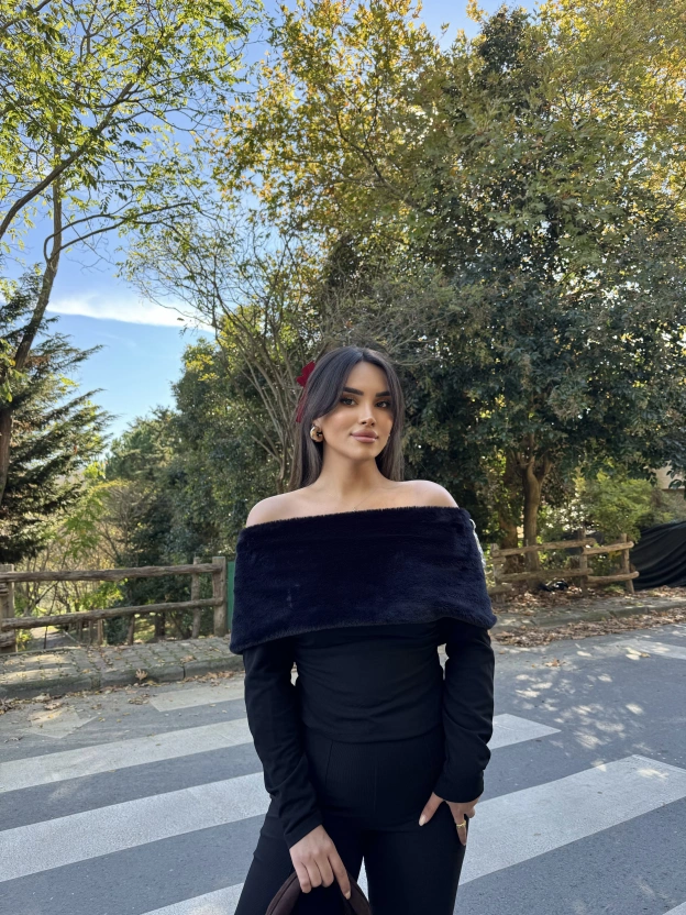 Siyah Kürk Detay Madonna Bluz