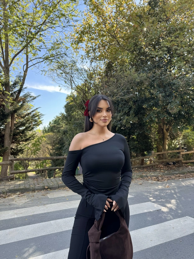 Siyah Tek Omuz Büzgülü Asimetrik Crop