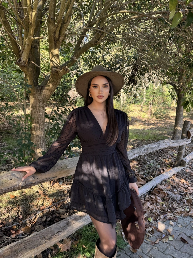 Siyah V Yaka Güpürlü Elbise