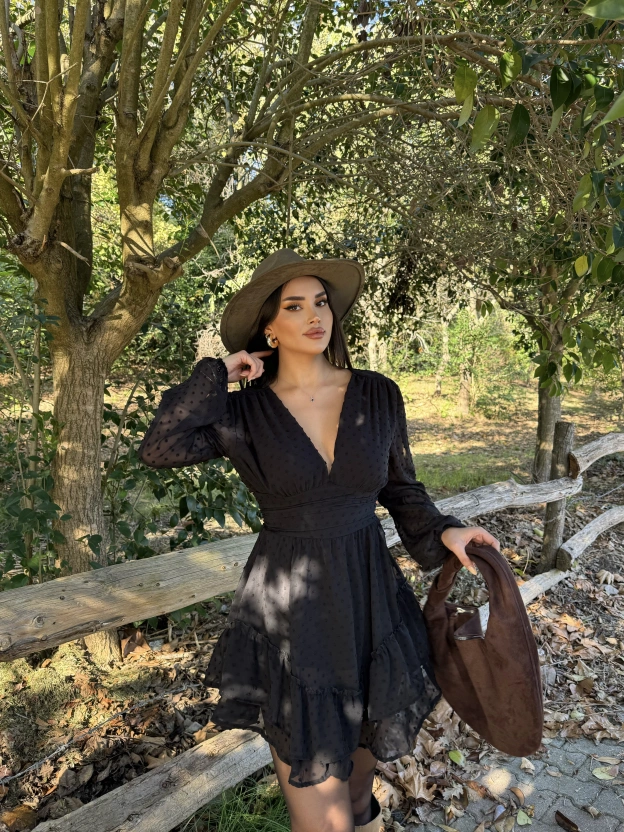 Siyah V Yaka Güpürlü Elbise