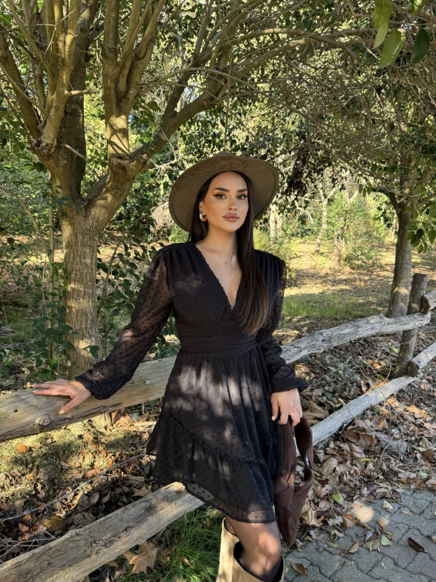 Siyah V Yaka Güpürlü Elbise