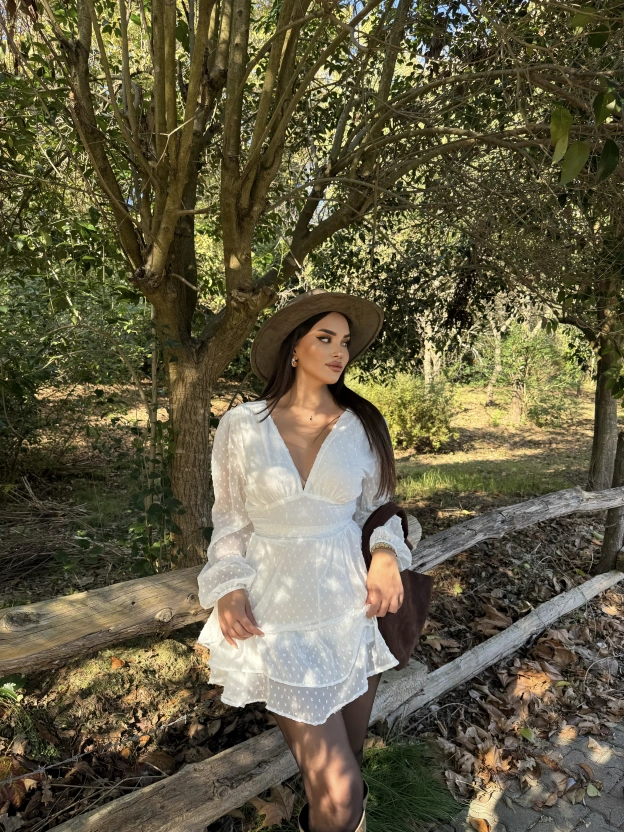 Beyaz V Yaka Güpürlü Elbise