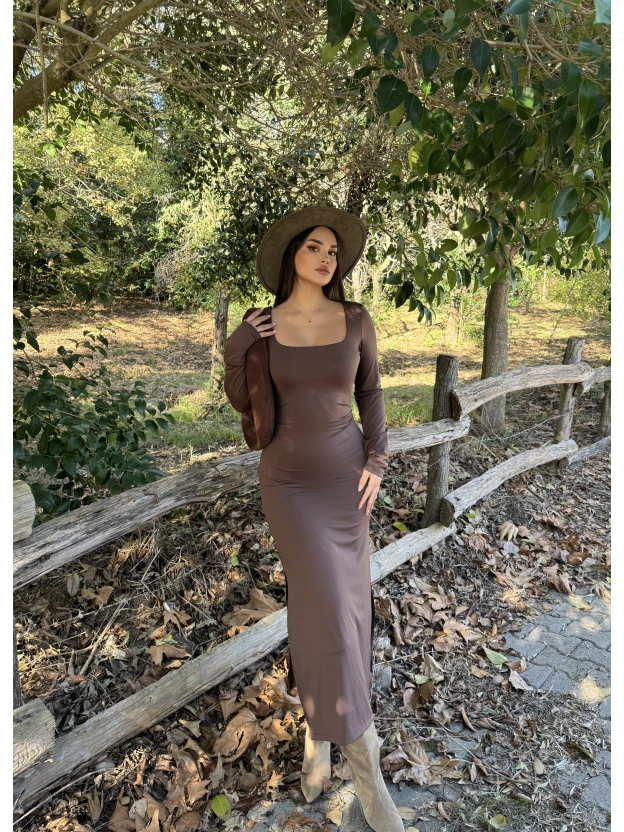 Kahverengi Kare Yaka Yırtmaçlı Uzun Elbise