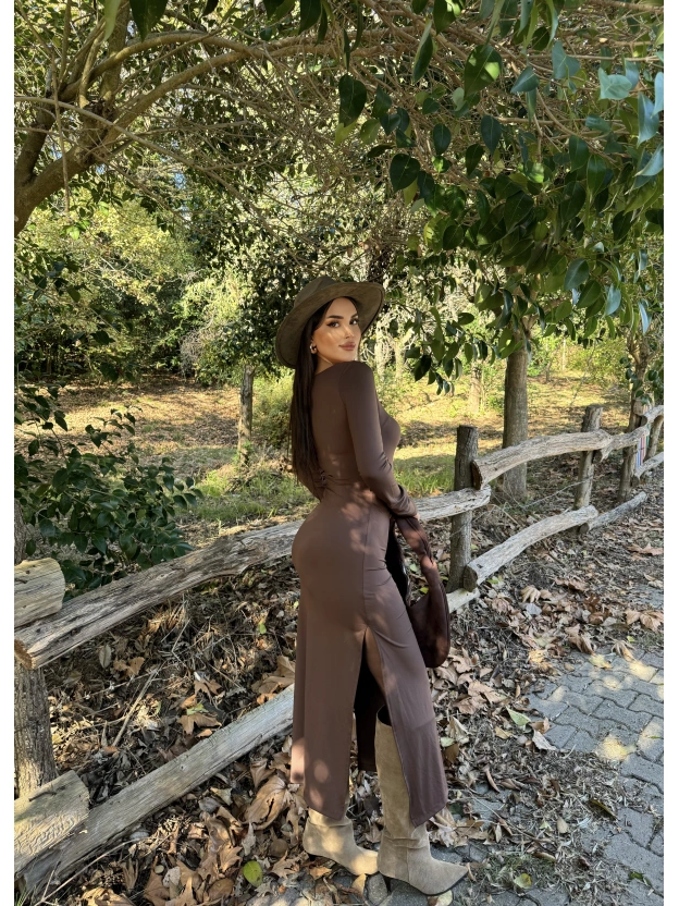 Kahverengi Kare Yaka Yırtmaçlı Uzun Elbise