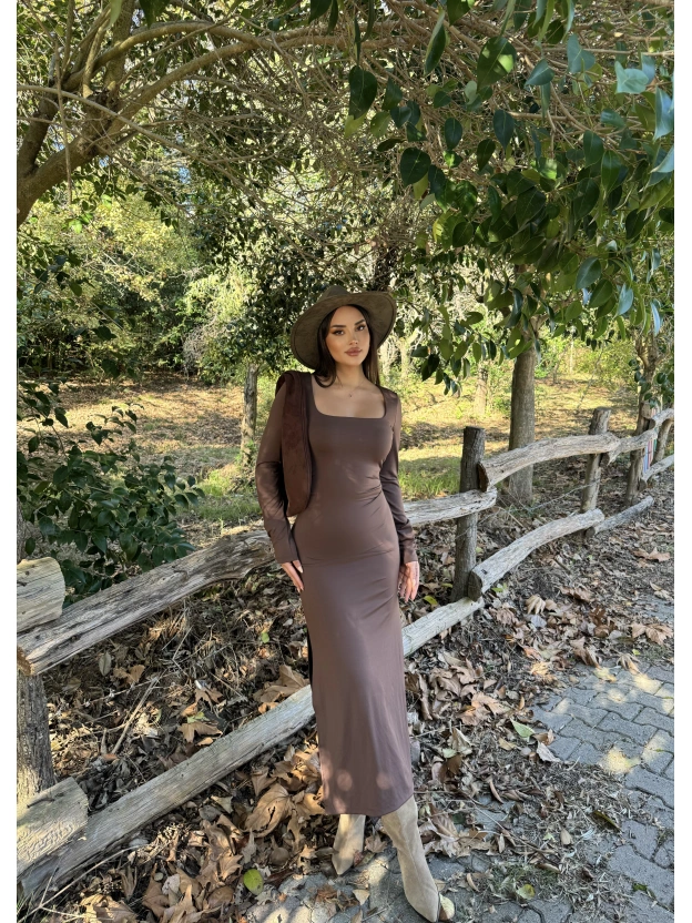 Kahverengi Kare Yaka Yırtmaçlı Uzun Elbise