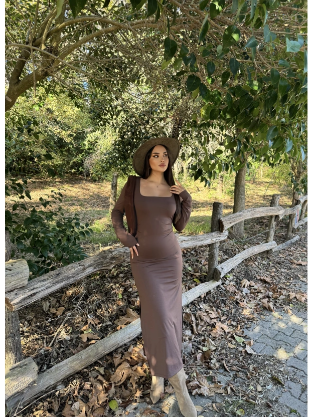 Kahverengi Kare Yaka Yırtmaçlı Uzun Elbise