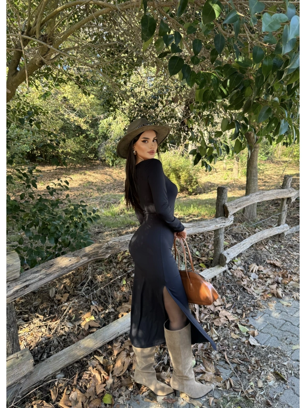 Siyah Kare Yaka Yırtmaçlı Uzun Elbise