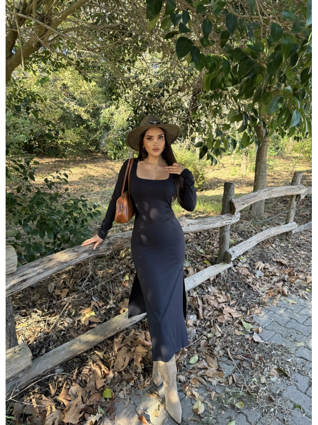 Siyah Kare Yaka Yırtmaçlı Uzun Elbise