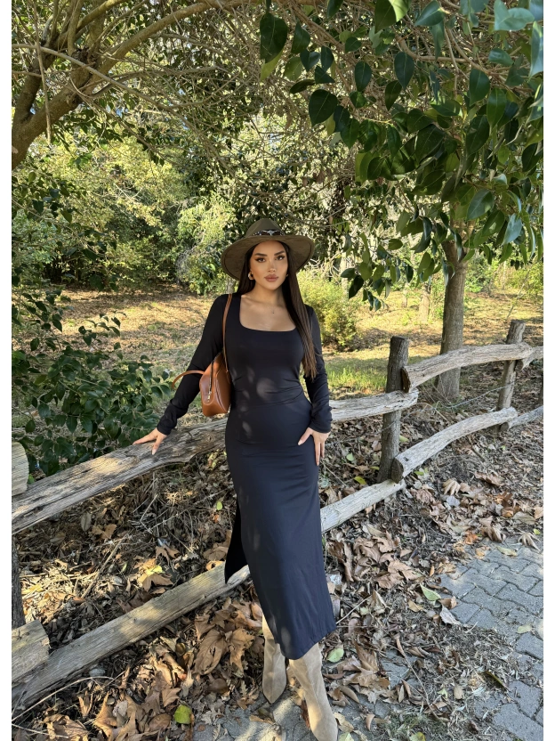 Siyah Kare Yaka Yırtmaçlı Uzun Elbise