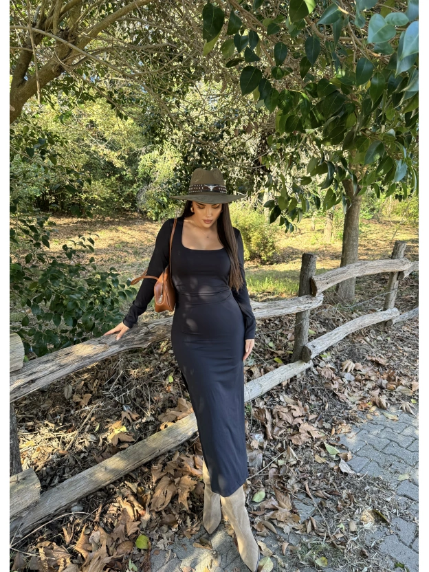 Siyah Kare Yaka Yırtmaçlı Uzun Elbise