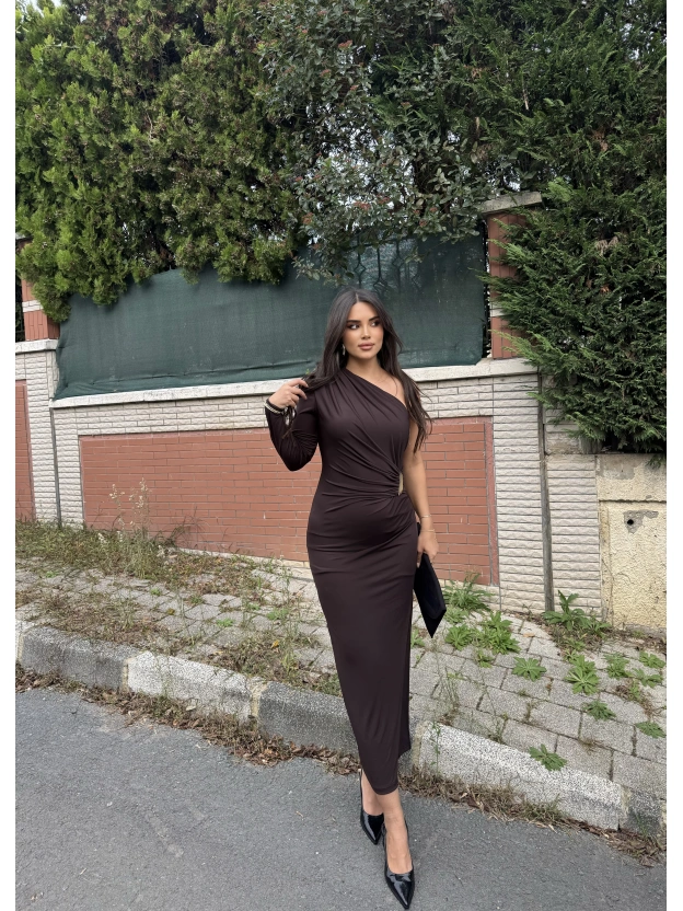 Kahverengi Tek Kol Tokalı Uzun Elbise