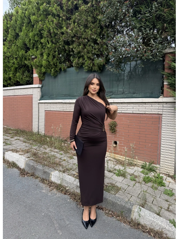 Kahverengi Tek Kol Tokalı Uzun Elbise