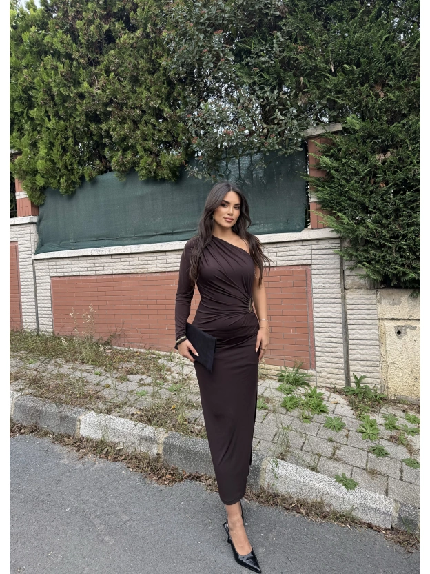 Kahverengi Tek Kol Tokalı Uzun Elbise