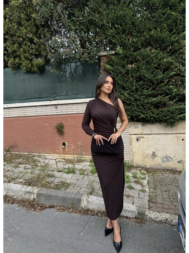 Kahverengi Tek Kol Tokalı Uzun Elbise