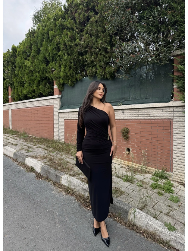 Siyah Tek Kol Tokalı Uzun Elbise
