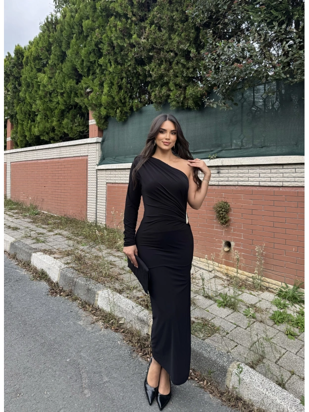 Siyah Tek Kol Tokalı Uzun Elbise