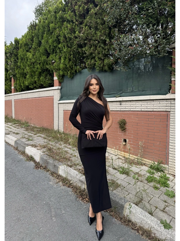 Siyah Tek Kol Tokalı Uzun Elbise