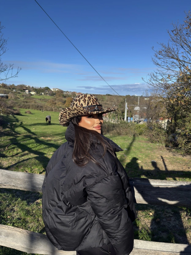 Siyah Dik Yaka Baklava Desen Mont