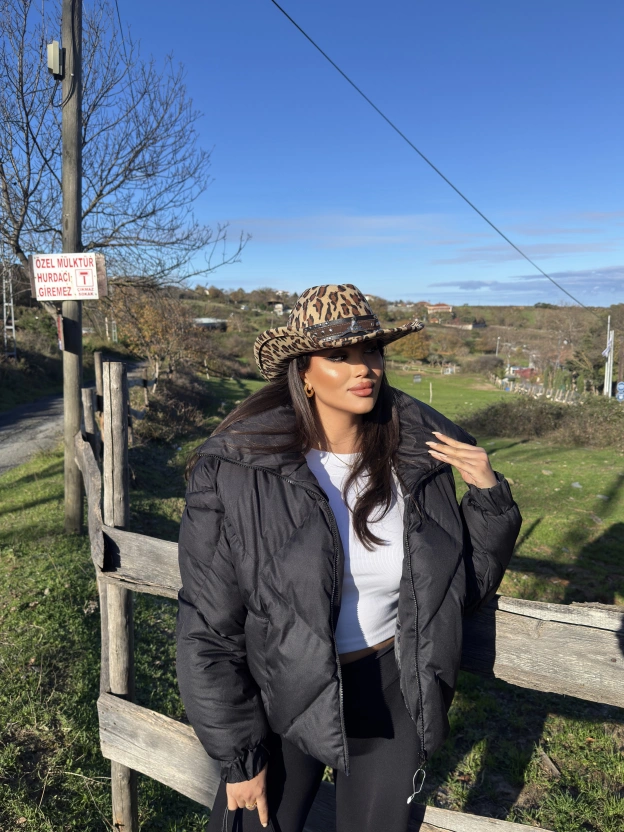 Siyah Dik Yaka Baklava Desen Mont