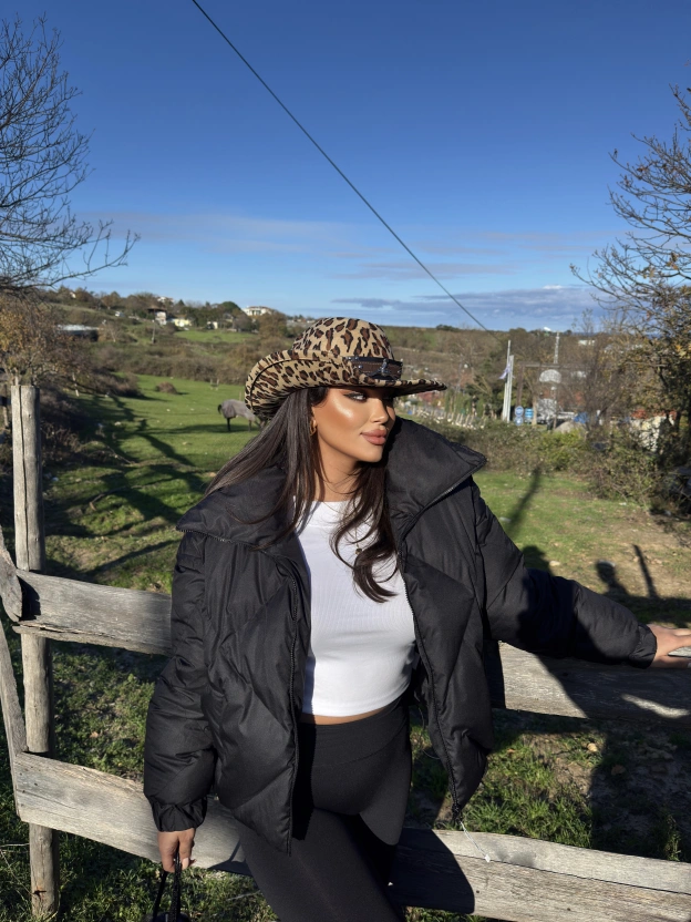 Siyah Dik Yaka Baklava Desen Mont