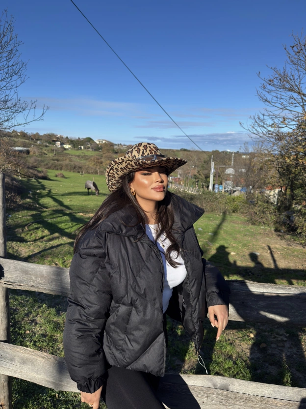 Siyah Dik Yaka Baklava Desen Mont