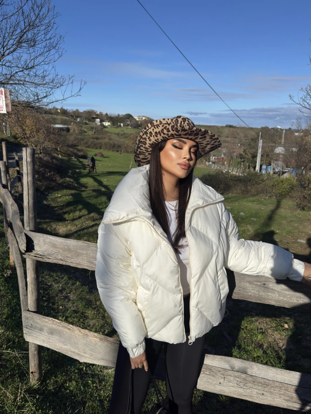 Beyaz Dik Yaka Baklava Desen Mont