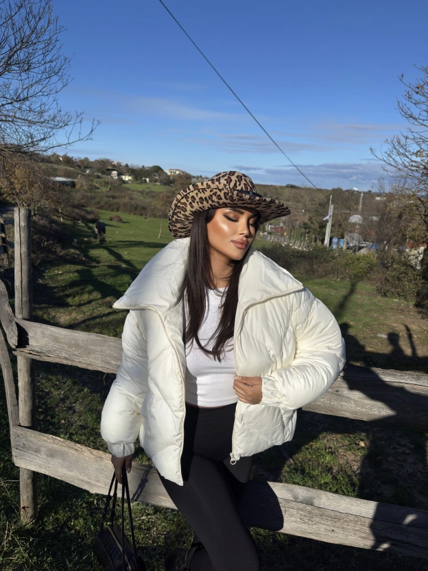 Beyaz Dik Yaka Baklava Desen Mont