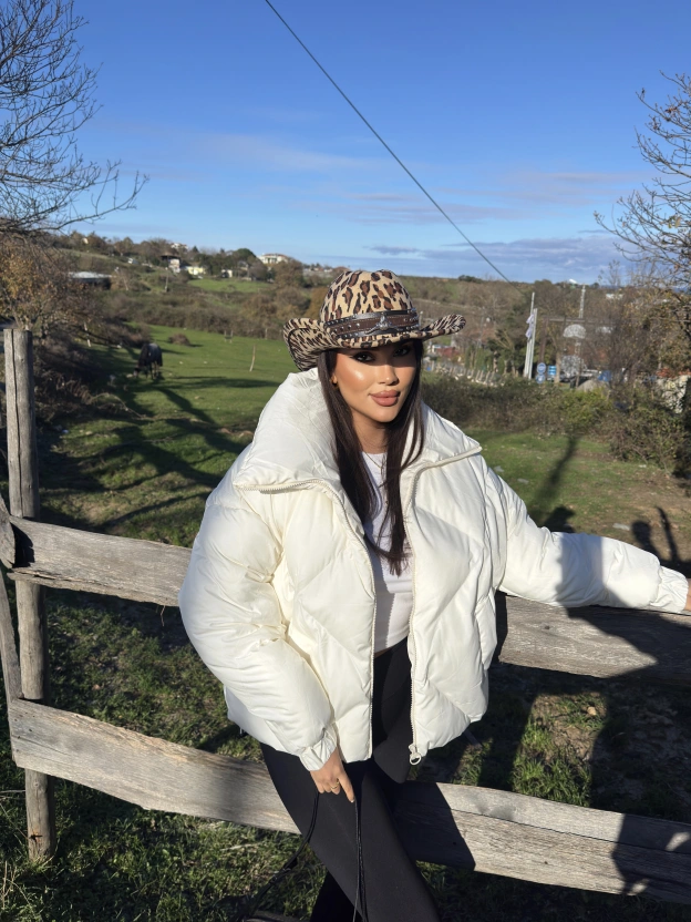 Beyaz Dik Yaka Baklava Desen Mont