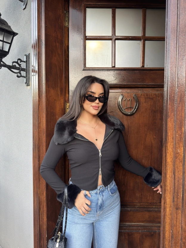 Siyah Kürklü Fermuarlı Crop