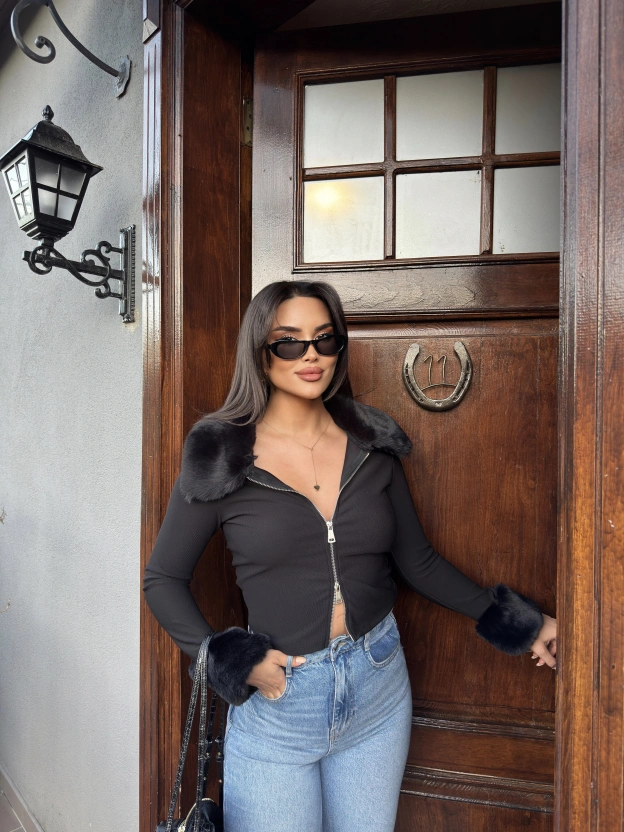 Siyah Kürklü Fermuarlı Crop