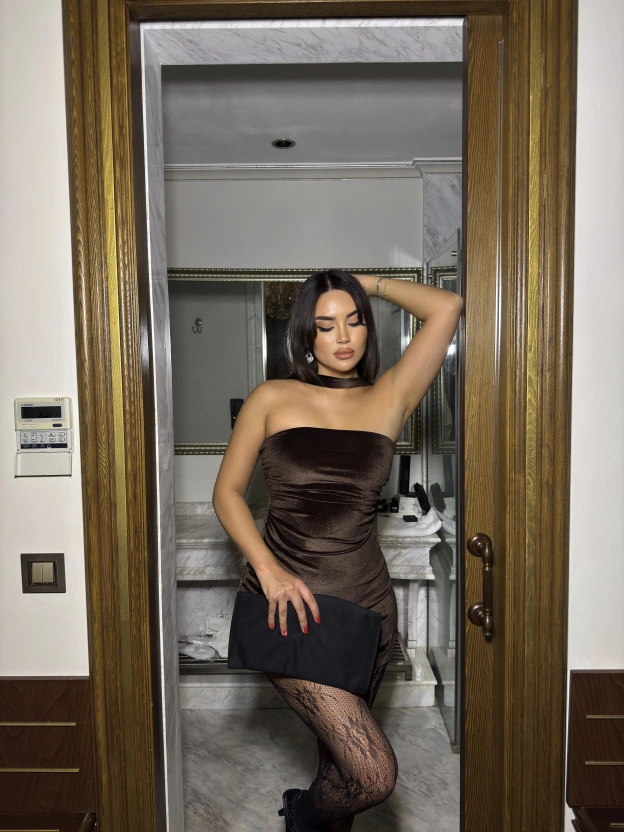 Kahverengi Straplez Kadife Fularlı Mini Elbise