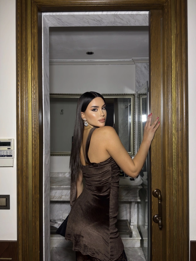 Kahverengi Straplez Kadife Fularlı Mini Elbise