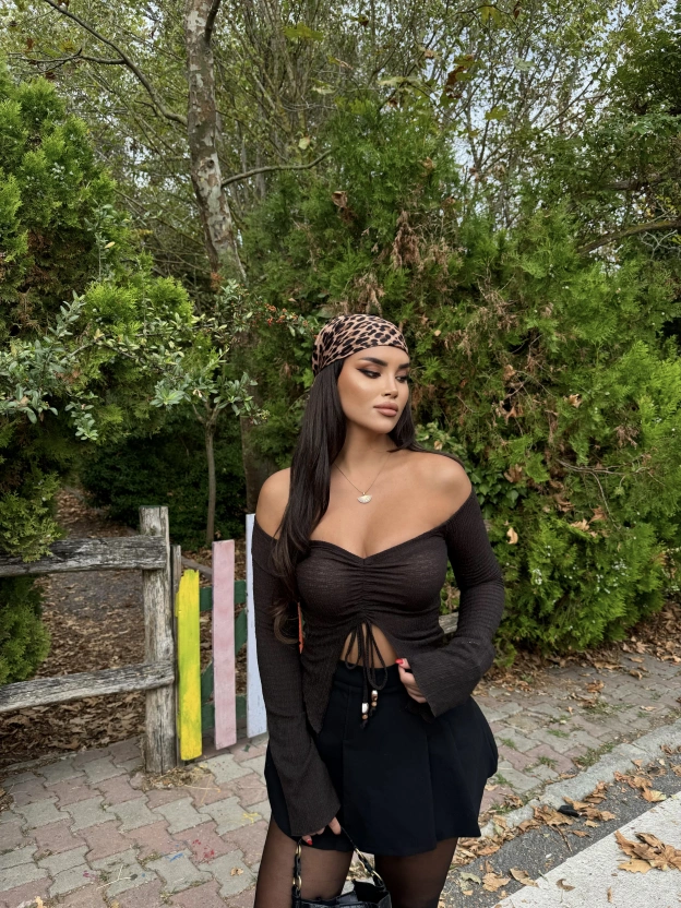 Acı Kahve Madonna Büzgülü Crop