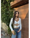 Beyaz Dekolteli Toka Detay Crop