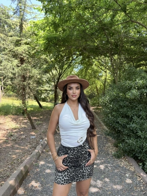 Beyaz Degaje Yaka Toka Detay Bluz