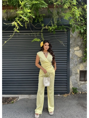 Sarı Tokalı Kruvaze Yaka Takım