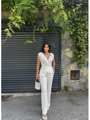 Beyaz Tokalı Kruvaze Yaka Takım