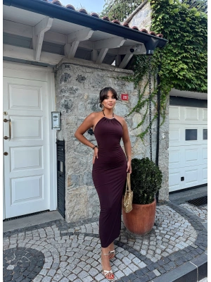 Kahverengi Halter Yaka Aksesuarlı Uzun Elbise