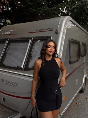 Siyah Boyundan Bağlamalı Bel Aksesuarlı Mini Elbise