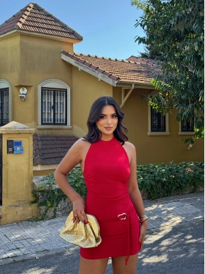 Kırmızı Boyundan Bağlamalı Bel Aksesuarlı Mini Elbise